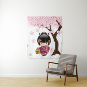 桜こけし人形 – かわいい日本の芸者ガール タペストリー (インサイチュ)