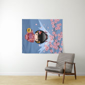 桜こけし人形 – かわいい日本の芸者ガール タペストリー (インサイチュ(横))