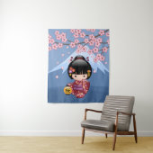 桜こけし人形 – かわいい日本の芸者ガール タペストリー (インサイチュ)