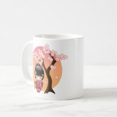桜こけし人形 – 桃のコーヒーの芸者娘 コーヒーマグカップ (正面左)