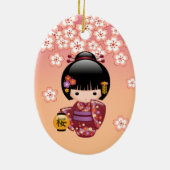 桜こけし人形 – 芸者ガールオンピーチ セラミックオーナメント (裏面)