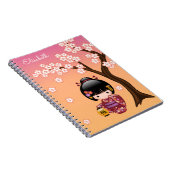 桜こけし人形 – 芸者ガールオンピーチ ノートブック (右側)