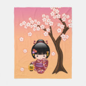 桜こけし人形 – 芸者ガールオンピーチ フリースブランケット (正面)