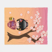 桜こけし人形 – 芸者ガールオンピーチ フリースブランケット (正面(横))