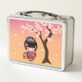 桜こけし人形 – 芸者ガールオンピーチ メタルランチボックス (裏面)