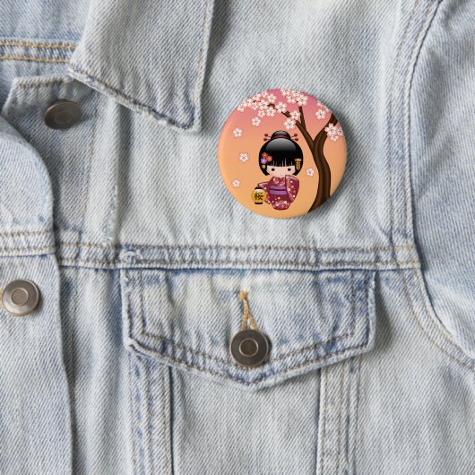 桜こけし人形 – 芸者ガールオンピーチ 缶バッジ (インサイチュ)