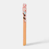 桜こけし人形 – 芸者ガールオンピーチ iPhone 15ケース (左側面)