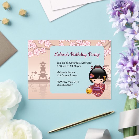 桜こけし透明ウィンドウ誕生日ベージュ アクリル招待状 (インサイチュ (ウェディング))