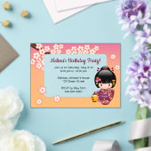 桜こけし透明窓誕生日ピーチ アクリル招待状 (インサイチュ (ウェディング))