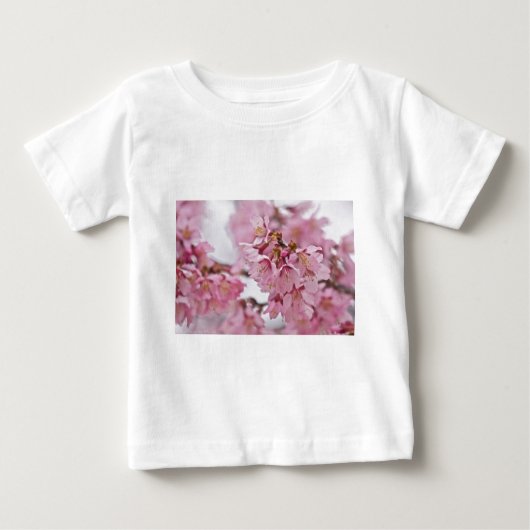 桜さくらんぼ花ピ淡い色のンク ベビーTシャツ (正面)