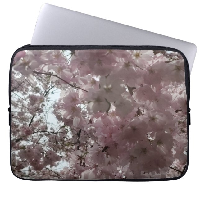 桜の花が咲く ラップトップスリーブ (正面)