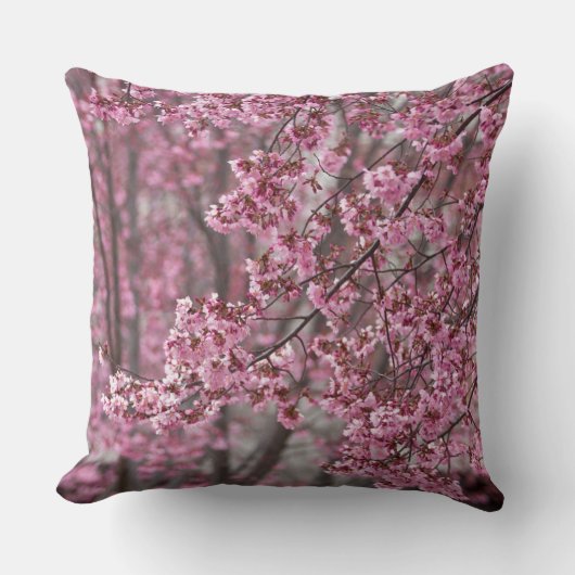 桜の花が舞うピンク クッション (正面)