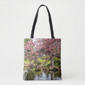 桜の花と池の写真 トートバッグ (正面)