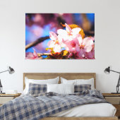 桜の花のグループ、ソフトピンク、青の背景 キャンバスプリント (インサイチュ (寝室))
