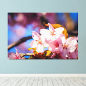 桜の花のグループ、ソフトピンク、青の背景 キャンバスプリント (インサイチュ (ウッドフロア))