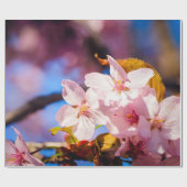 桜の花のグループ、ソフトピンク、青の背景 ラッピングペーパー (フラット)