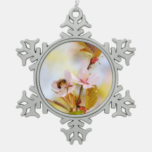 桜の花の上の蜂 スノーフレークピューターオーナメント