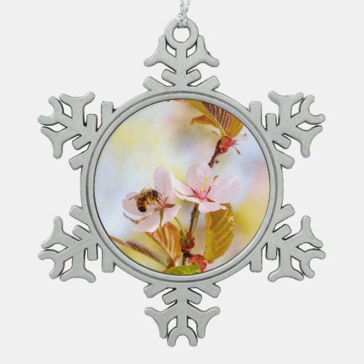 桜の花の上の蜂 スノーフレークピューターオーナメント (正面)