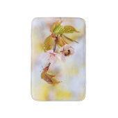 桜の花の上の蜂 バスマット (正面縦)