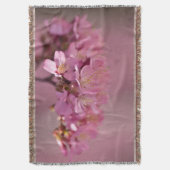 桜の花の繊細なピンクのブーケ スローブランケット (正面縦)