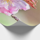 桜の芽と花、緑、ベージュの背景 ラッピングペーパー (角)