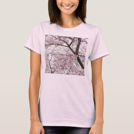桜10の女性によって合われる上 Tシャツ (正面)