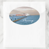 桟橋でクルーズ船 楕円形シール (バッグ)