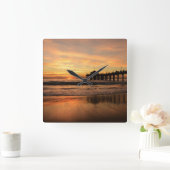 桟橋のビーチの日没 スクエア壁時計 (ホーム)