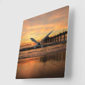 桟橋のビーチの日没 スクエア壁時計 (傾斜)