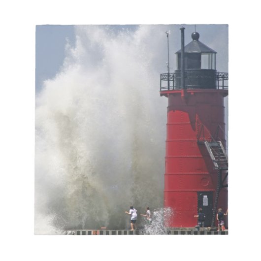 桟橋の人々は大きな波を見る ノートパッド (正面)