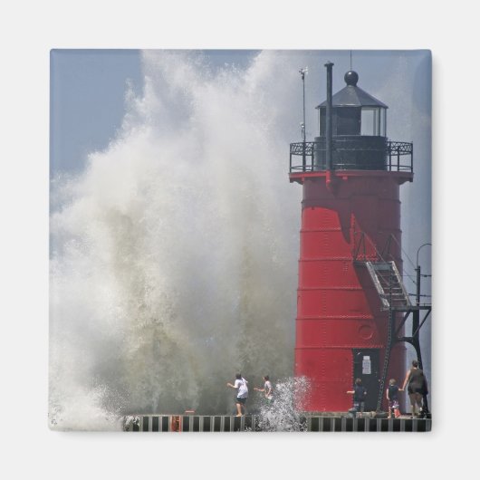 桟橋の人々は大きな波を見る マグネット (正面)