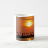桟橋の日没 コーヒーマグカップ (中央)