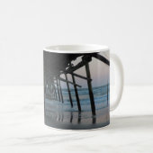 桟橋-カシの島の下、ノースカロライナ コーヒーマグカップ (正面右)