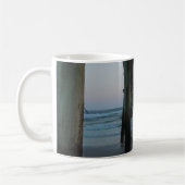 桟橋-カシの島の下、ノースカロライナ コーヒーマグカップ (左)