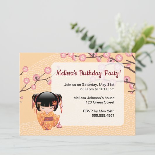 梅こけし人形 – 日本の芸者バースデーパーティー 招待状 (スタンド正面)