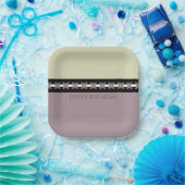 梅と緑がアクセントになった繊細なフローラ ペーパープレート (パーティー)