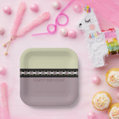 梅と緑がアクセントになった繊細なフローラ ペーパープレート (パーティー)