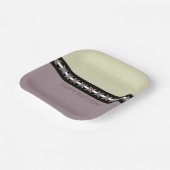 梅と緑がアクセントになった繊細なフローラ ペーパープレート (傾斜あり)