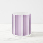 梅の紫の影のストライプ フロストグラスマグカップ (中央)