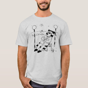 棒つきキャンデーマンが日光浴をしているビーチ Tシャツ
