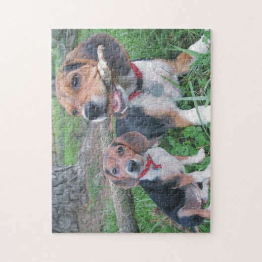 棒でかみ砕くことを楽しんでいるビーグル犬の子犬 ジグソーパズル (縦)