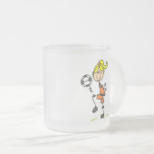 棒の姿のサッカーのTシャツおよびギフト フロストグラスマグカップ (正面右)