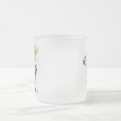 棒の姿のサッカーのTシャツおよびギフト フロストグラスマグカップ (中央)