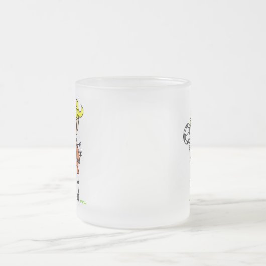 棒の姿のサッカーのTシャツおよびギフト フロストグラスマグカップ (中央)