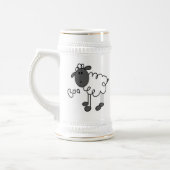 棒の姿のヒツジのTシャツおよびギフト ビールジョッキ (左)