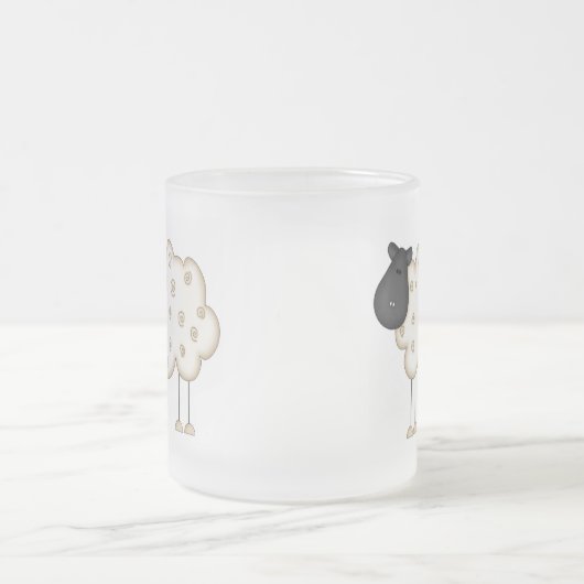 棒の姿のヒツジのTシャツおよびギフト フロストグラスマグカップ (中央)