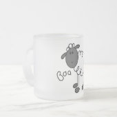 棒の姿のヒツジのTシャツおよびギフト フロストグラスマグカップ (正面左)
