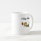 棒の姿のフットボール-金ゴールドのTシャツおよびギフト コーヒーマグカップ (正面右)