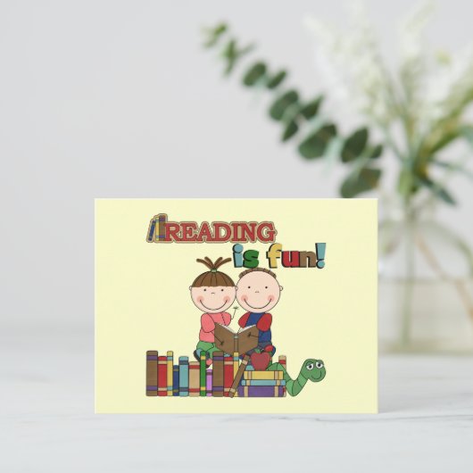 棒の姿の子供の読むことはおもしろいです ポストカード (スタンド正面)