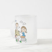 棒の姿家族のビーチのおもしろい フロストグラスマグカップ (正面左)